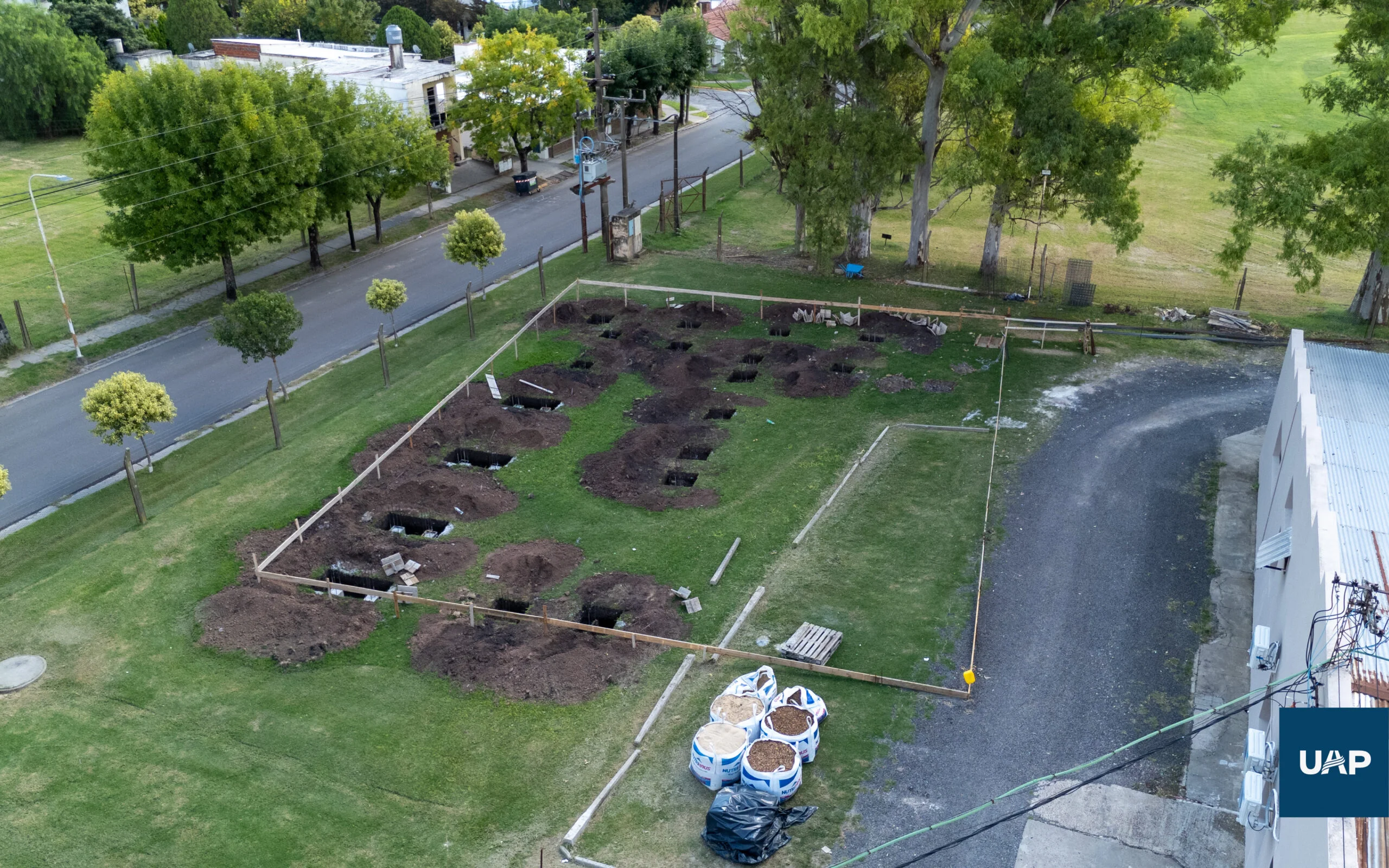 Vista aérea del terreno con las fundaciones del Centro de Formación en Salud Emocional y Fe