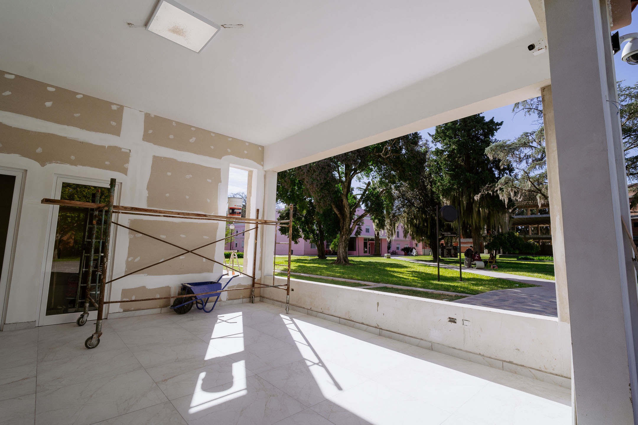 Galería del edificio con vista al jardín durante la renovación